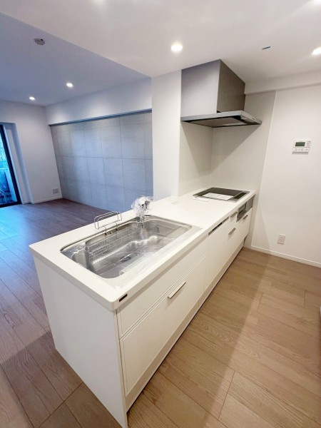 リビングにいるご家族とおしゃべりしながら家事ができる人気のオープンキッチンです。コンロ側は壁付けになっているので、お手入れがしやすい設計を採用しました。