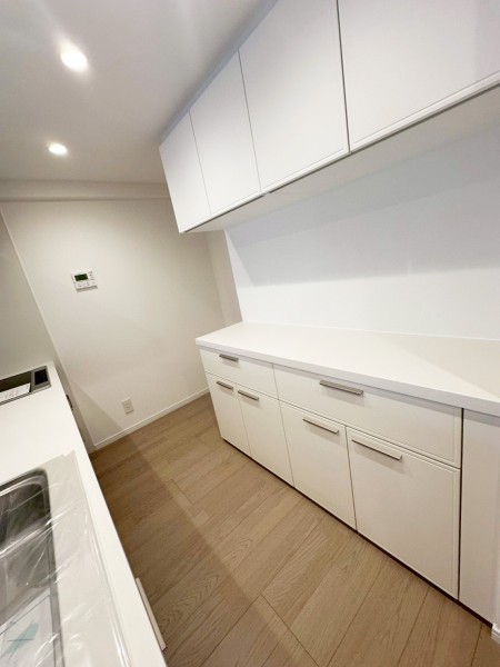 キッチン背面には、デザインを統一した機能的なカップボードを配置しました。食器や調味料がスマートに収まり、作業スぺ―スも広く実用的な設備です。