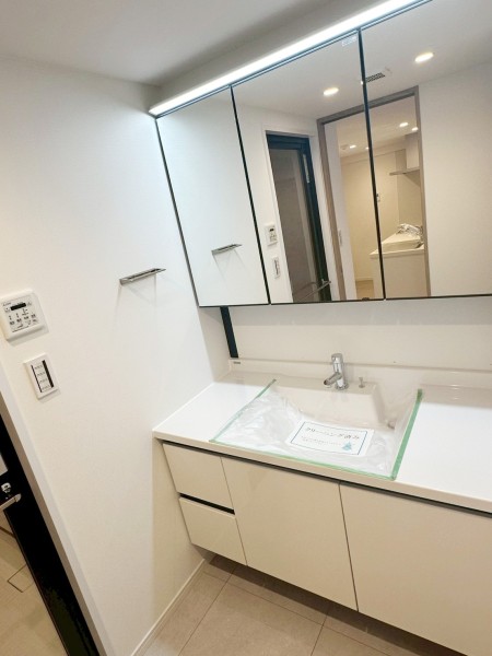 空間に美しく溶け込むスタイリッシュなデザインの洗面化粧台は、収納豊富な三面鏡タイプです。入浴後や朝の身支度を快適に彩り、豊かな時間を演出します。