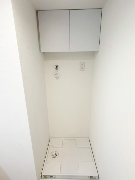 置場に困る洗濯用洗剤などを収納できる吊戸棚を造作しました。扉付きなので生活感を隠せるのも嬉しいポイントです。新たにラックを設ける必要がなく、スタイリッシュな空間を維持できます。