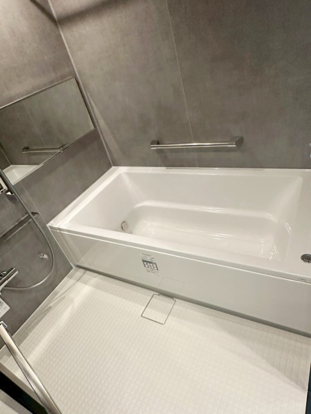 グレイッシュに仕上げ、気品とゆとりを醸し出すバスルームです。1618サイズで広々とした浴室が1日の疲れをしっかり癒してくれます。