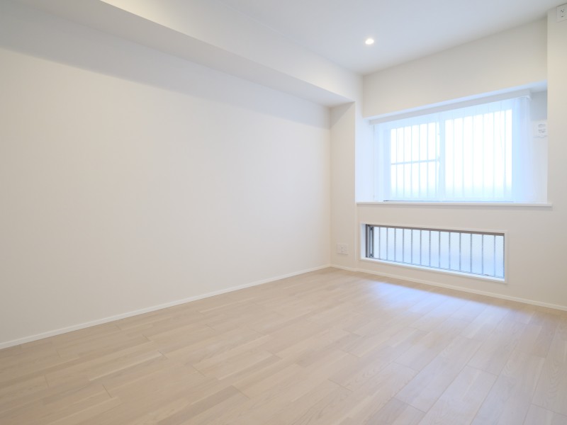 洋室2には衣類の収納に便利なウォークインクローゼットに加えて、インテリアとしても楽しめる出窓カウンターを備え付けました。住まう方の趣味や感性で飾っていただけるように、シンプルな内装で仕上げました。