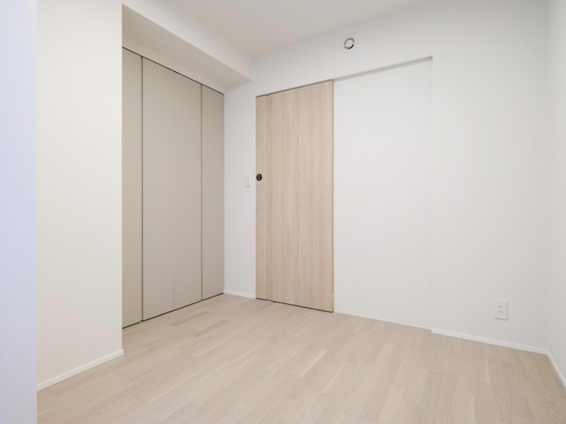 洋室3は柔らかな光が長時間続く北西向きのお部屋です。勉強や読書など落ち着いて作業したいときのワークスペースにぴったりです。