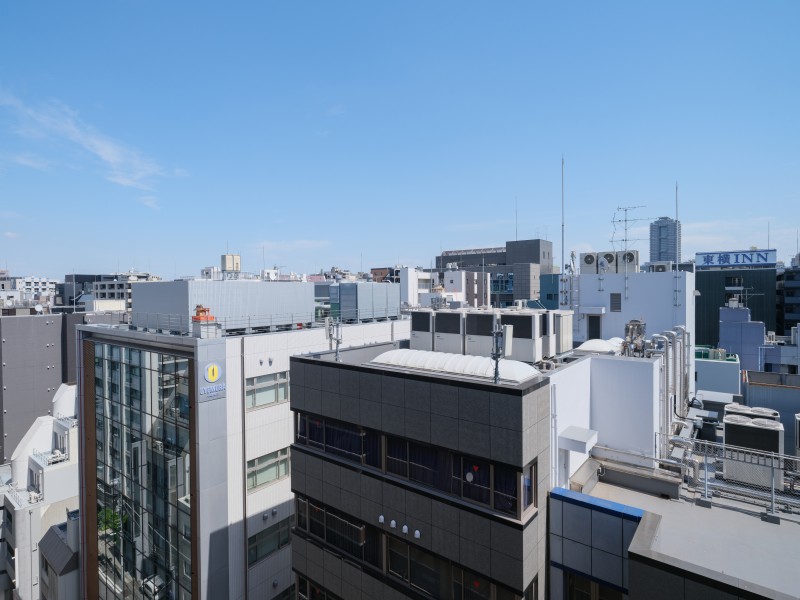 思わず伸びをしたくなるような開放的な青空を望めます。凛とした空気が流れこみ、気分転換にもぴったりな空間です。