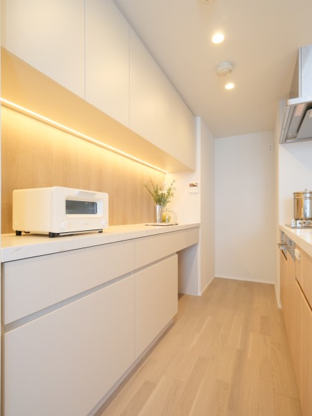 キッチン背面にはカップボードを新規設置しました。​お気に入りの食器や家電を見せたり、​見せたくないものを隠したり、​暮らしの変化や気分に合わせてマルチに活躍する使い勝手の良い設備です。​