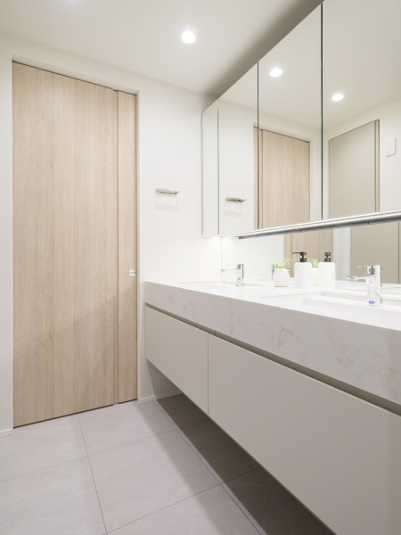 洗面化粧台にはまるでホテルのようなダブルボウルデザインを採用しました。大きな鏡面と収納も豊富に備え付け、朝の身支度を整える時間もご家族で快適にお使いいただけます。