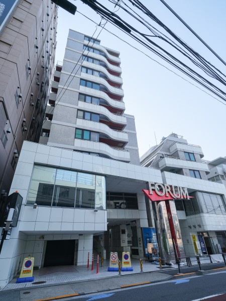 『六本木』駅徒歩4分、『六本木一丁目』駅徒歩7分と通勤に便利な立地です。六本木ヒルズ・東京ミッドタウンが徒歩10分圏内と、周囲にはお買い物施設も充実しています。