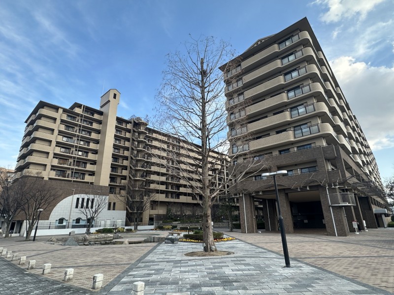 JR二条駅から６分、その他地下鉄や阪急線など３沿線利用可能な便利な立地が魅力的です。平成１１年建築、総戸数４４８戸、近隣には飲食店やコンビニをはじめとする生活施設が揃っており、毎日の生活が充実します。