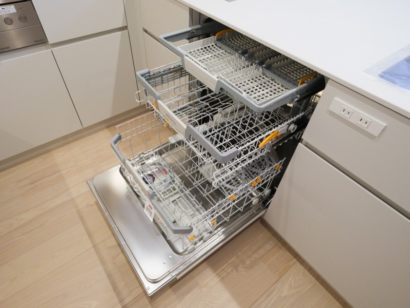 ◆食器洗浄機◆家事の時間を短縮できる優れもの。さらに節水・節約を同時に行うことができるので、人気があり重宝します。
