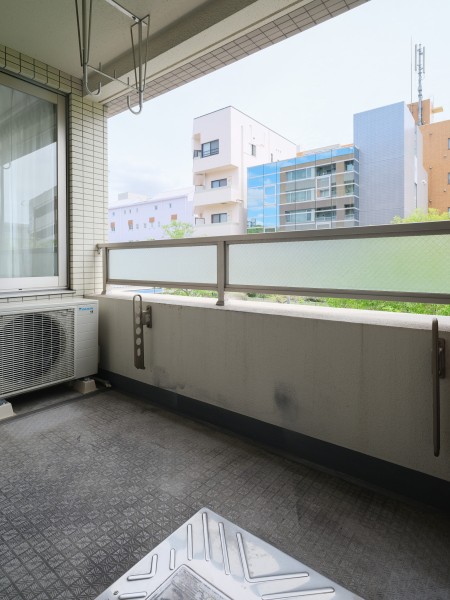 洋室2に隣接したバルコニーです。心がほっとするような光と穏やかな風を感じます。