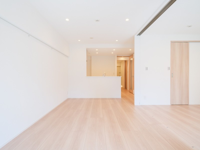 お部屋は自然の優しい温もりを添えた居心地の良い内装に仕上がりました。1階部分のため小さなお子さまがいらっしゃるご家庭でも下階を気にせずにお住まいいただけます。