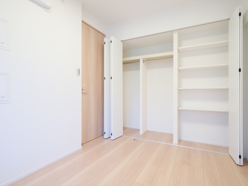洋室2にはクローゼットと棚を造作しました。お手持ちの衣服などをたっぷり収納し、居室部分は広くお使いいただけます。