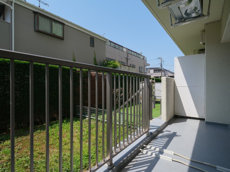 心地よい陽光を取り込み、空間をゆるやかに紡ぐバルコニーです。