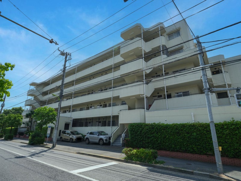 緑豊かな閑静な住宅街、「世田谷区弦巻」アドレスに位置する三井不動産(株)旧分譲の新耐震基準適合マンションです。2015年共用部大規模修繕工事実施等定期的な修繕工事が行われ、管理体制良好です。