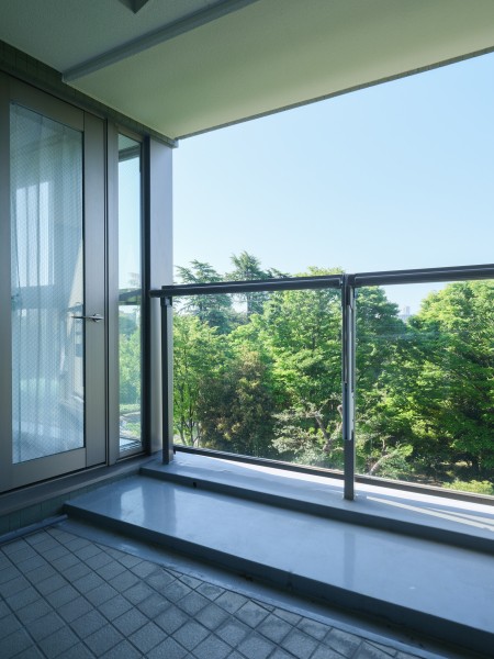 心地よい陽光を取り込み、空間をゆるやかに紡ぐバルコニーです。四季の彩りを背景に穏やかな時が日々を潤す新宿御苑前のレジデンスです。
