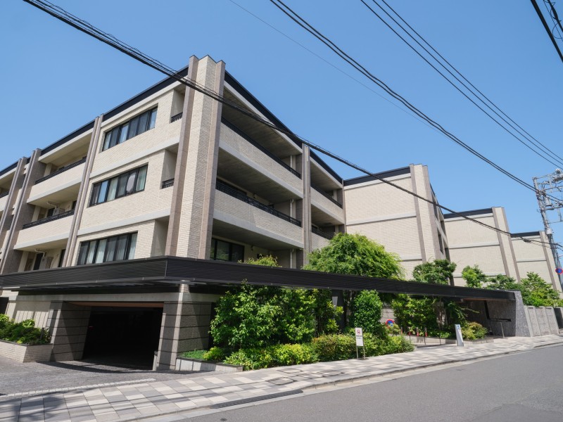 閑静な邸宅街「上原三丁目」に佇む、2021年築の低層レジデンス。「東北沢」駅徒歩3分、千代田線始発駅「代々木上原」駅徒歩9分と通勤・通学に便利な立地です。