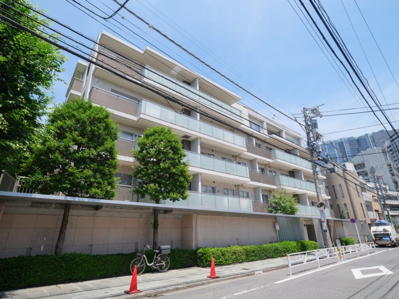ー渋谷区南平台町ー 閑静な住宅街に佇む、5階建ての低層レジデンスです。再開発で進化を続ける渋谷が生活圏となり、日常だけでなく休日の楽しみ方も広がるロケーションです。
