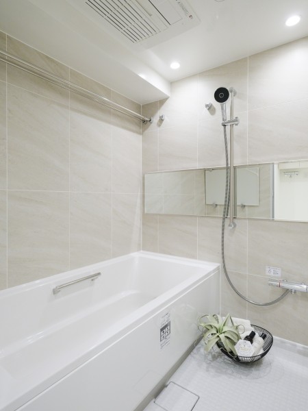 1618サイズのゆとりあるバスルームです。柔らかな色合いのストーン調のパネルがより一層くつろぎと高級感を醸し出します。