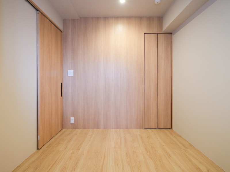 洋室2はリビングから離れた約4.4帖のお部屋です。ワークスペースや書斎、趣味のお部屋としても快適にお使いいただけます。洋室の壁一面にも美しい木目の建具を採用した洗練された居住空間です。