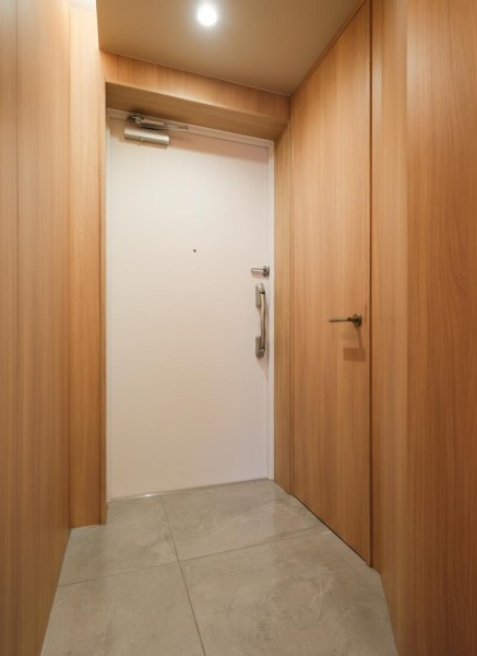 住戸へ入室した瞬間に胸が躍る、お部屋の顔となる玄関です。シューズインクローゼット付きのため玄関をすっきり綺麗に保てます。