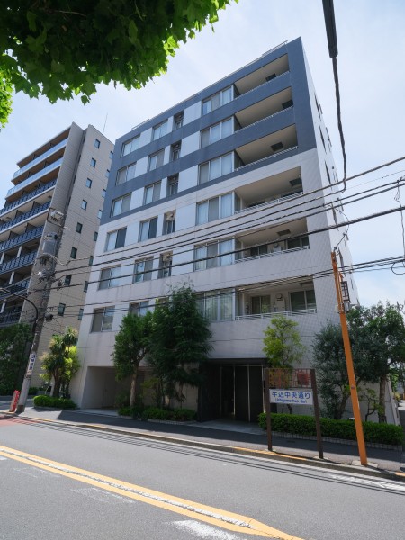 3駅4路線利用可、「市ヶ谷」の高台に佇む三井不動産(株)旧分譲の〈パークホームズ〉シリーズです。2015年共用部大規模修繕工事実施で管理体制良好です。