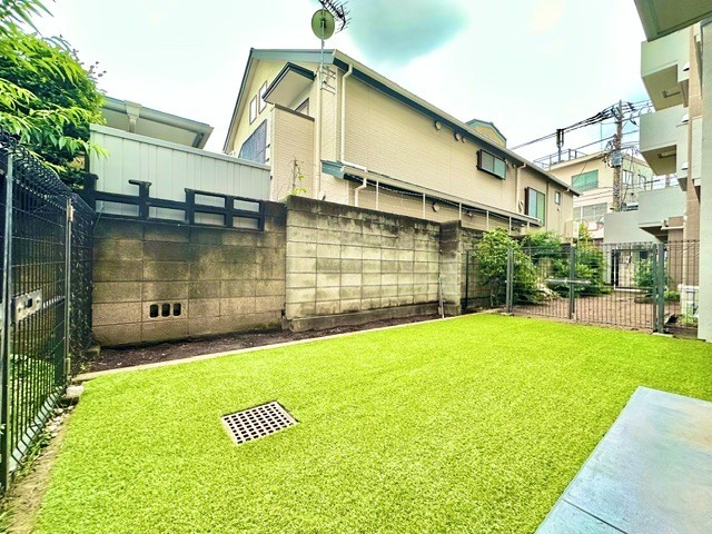 約16m²の専用庭です。天気が良い日はお庭に出てくつろいだり、小さなお子様の遊び場にしたりと、マンションでありながら戸建てのように外の空間をお使いいただけます（細則有）。