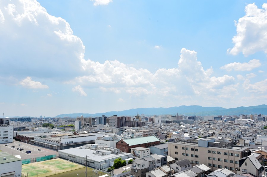 屋上ルーフバルコニーからは前面を遮るもののない開放的な眺望が広がります。京都の夏の夜を彩る、京都市登録無形民俗文化財である五山の送り火（大文字、左大文字、舟形、法）をご自宅から眺めることができます。