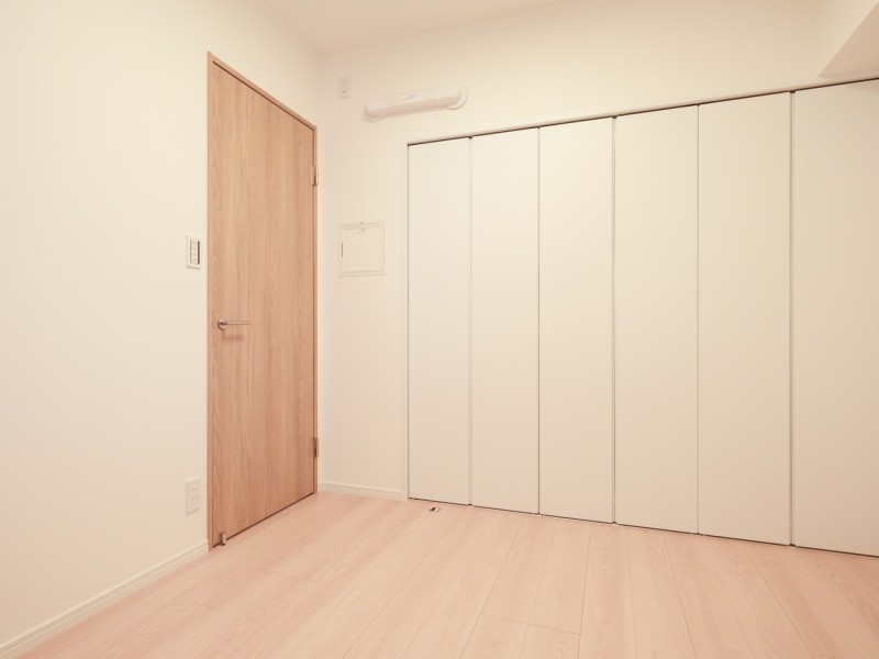 洋室1には間口の広いクローゼットがあるので、お手持ちの衣服などをたっぷり収納し、居室部分は広くお使いいただけます。