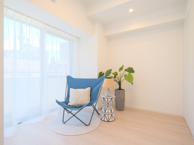 洋室2はリビングと同様にバルコニーへ接続する開放的なお部屋です。窓を開ければ心地よい風が通り抜け、のびやかな時間が流れます。