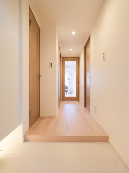 木の温もりが心地よい、洗練されたナチュラルデザインの住まいです。突き当たりのリビングドアから光が差し込むため、玄関まで明るく開放的な雰囲気が漂う設計で施しました。