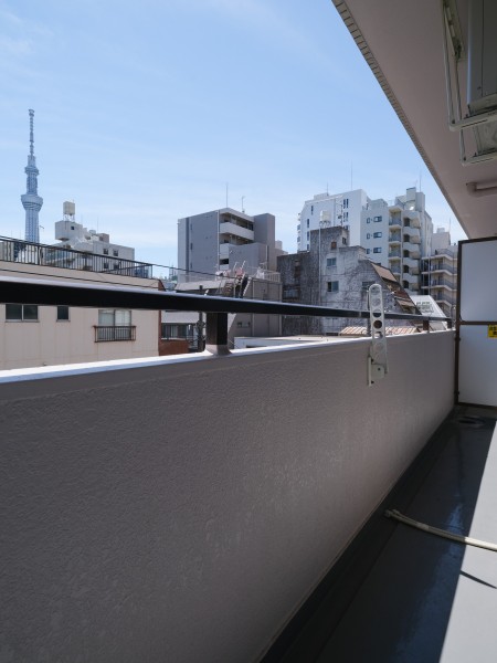 開放的な青空と東京スカイツリーが広がる眺めを堪能できるバルコニーです。都会にいながら日常にゆとりを与えてくれる、光と風を紡ぐ居心地の良い空間です。