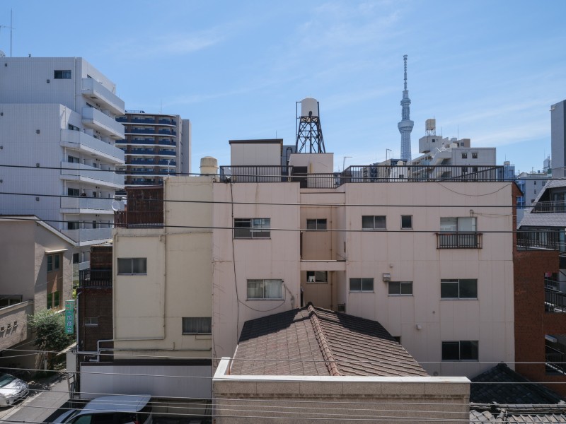 目線を上げると思わず伸びをしたくなるような開放的な青空が広がります。大きな空の先には「東京スカイツリー」を望み、都心ならではの夜景も楽しめそうです。