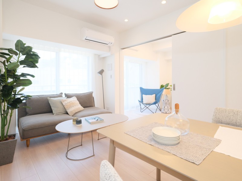 お部屋はナチュラルテイストの優しい温もりを添えた居心地の良い内装に仕上げました。心安らぐひとときを紡ぎ、心地よい時間が流れます。