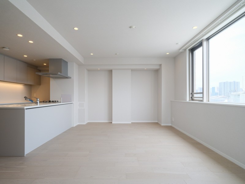 ３方角部屋につき、開口部が多く陽当り・通風・眺望良好のお部屋です。上質な素材と落ち着いたトーンで統一したリノベーションを施しました。