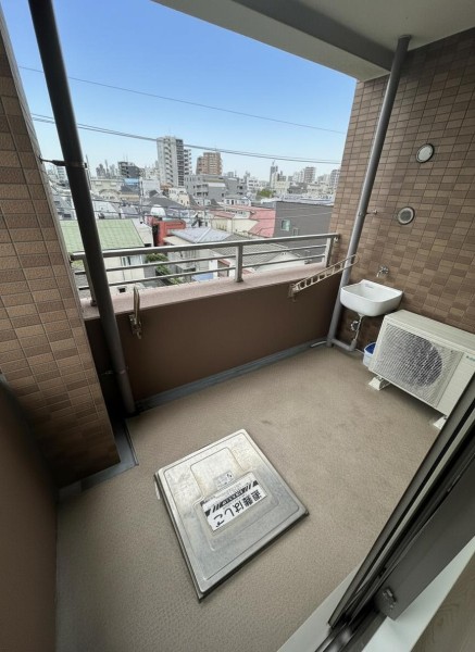 南西向きで明るい自然光が差し込むバルコニーです。室内と外を緩やかに繋ぎ、豊かな採光と風の通り道を創り出します。