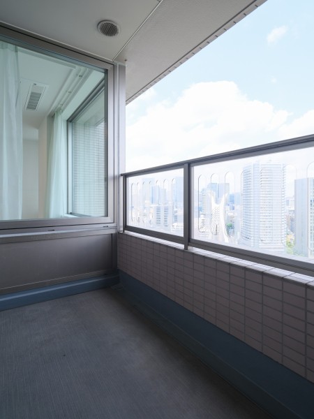 視界を遮らないパノラマビューが望めるバルコニーです。澄み渡る空を掌中に収め、日々をアップデートできそうです。