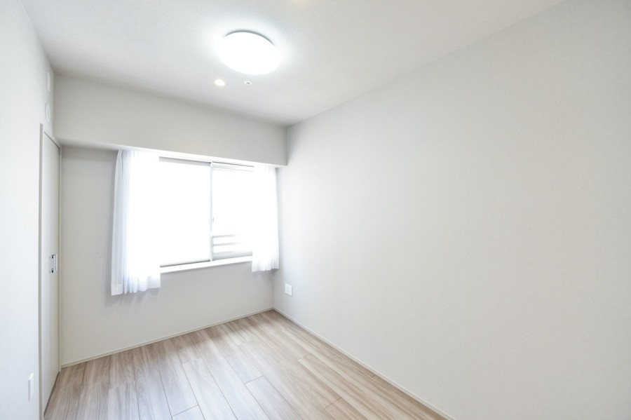 洋室２（約5.0帖）はリビングインのお部屋で、家族の気配を感じながらもしっかりとプライバシーを確保できる居室です。シンプルな内装なので、インテリアや小物でお好みの空間を演出できます。