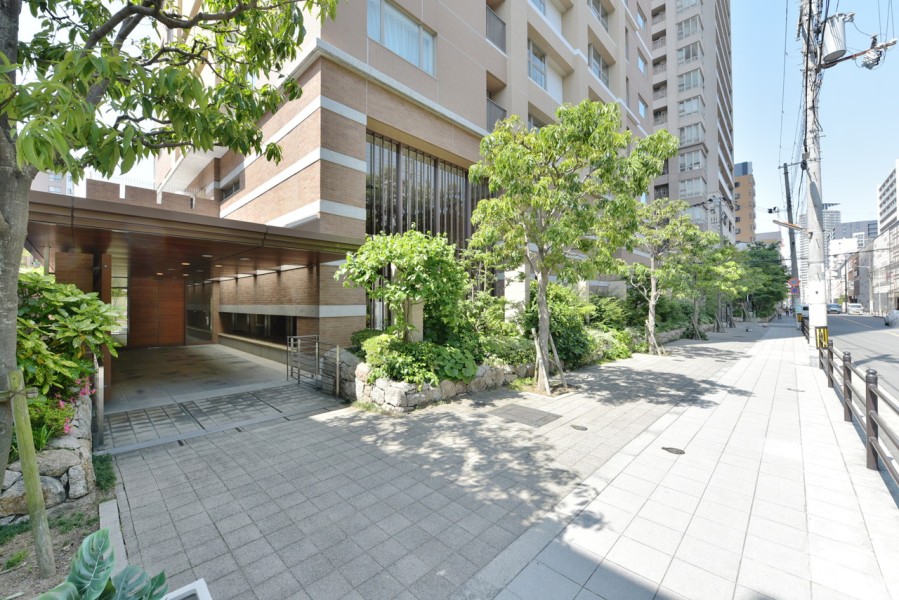 大阪メトロ谷町線、中央線の谷町四丁目駅徒歩５分です。徒歩１分のところにイズミヤ法円坂店があり、毎日のお買物に便利です。オーナーズサロン、コミュニティサロンがあり、共用施設も充実です。
