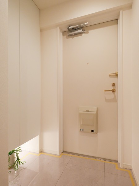 フットライトからのびる光が足元を優しく包み込む玄関です。人感センサー照明のため帰宅時に暗闇の中手探りでスイッチを探す必要がなく、明るい空間が出迎えてくれます。
