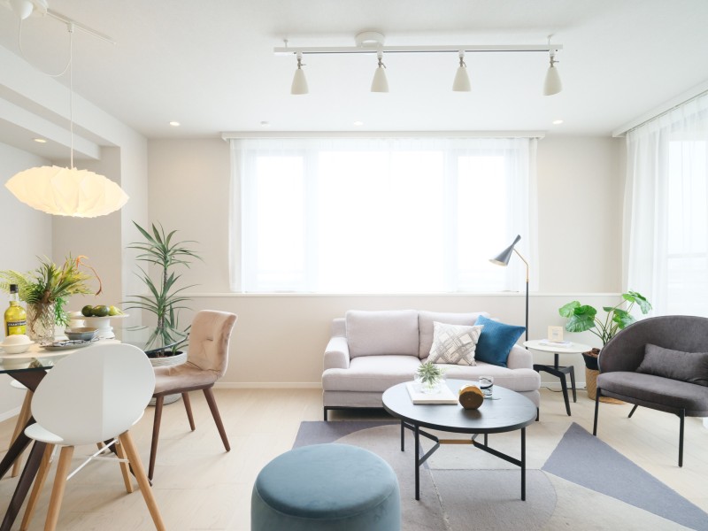 ３方角部屋につき、開口部が多く陽当り・通風・眺望良好のお部屋です。上質な素材と落ち着いたトーンで統一したリノベーションを施しました。