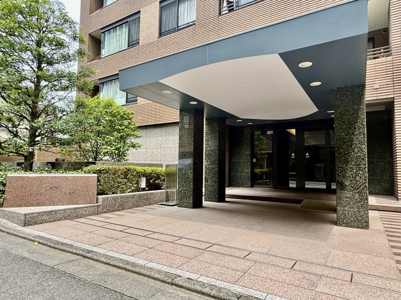 御影石貼りのキャノピーが重厚感と品格を醸し出すエントランスです。堂々たる趣の中に居心地の良さも感じさせ、安らぎの居住空間へ誘います。