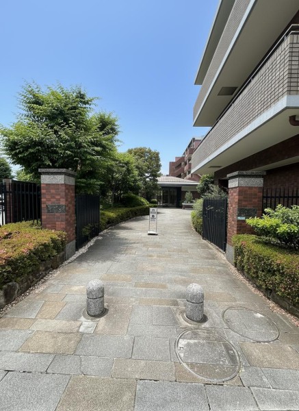 緑豊かな植栽とゆとりあるアプローチが印象的なエントランスです。石貼りの上質な設えと落ち着いた佇まいが、住まう方の日常を穏やかに彩ります。丁寧に管理された共用部からは管理体制の良さをうかがえます。