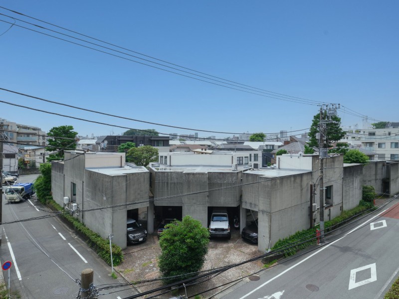 バルコニーからの眺望は、目の前に高い建物がなく開けた青空を仰げます。ほっと一息つき、日々をアップデートできそうです。