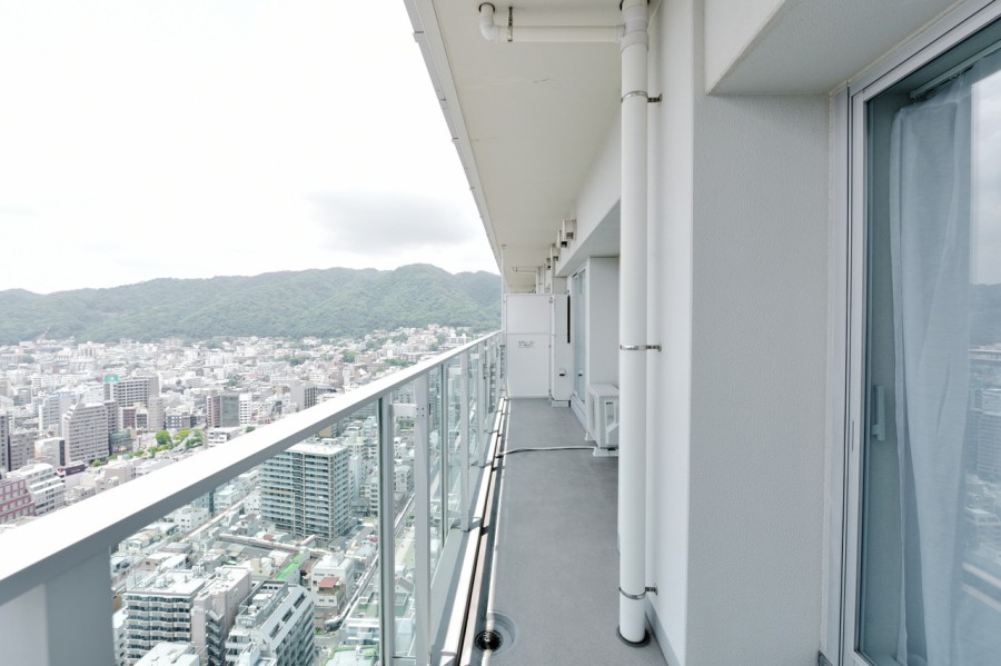 ３３階部分、南西向きのバルコニーからは神戸の街を堪能できる爽快な眺めが広がります。一日のどの時間をとっても美しい景色が広がり、毎日の生活を充実させてくれます。