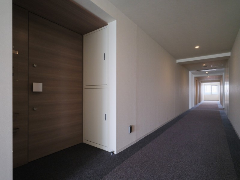 エレベーターを降りてお部屋へと続く廊下は、ホテルライクな内廊下設計です。外気の影響を受けにくく、プライバシーも守られやすいです。