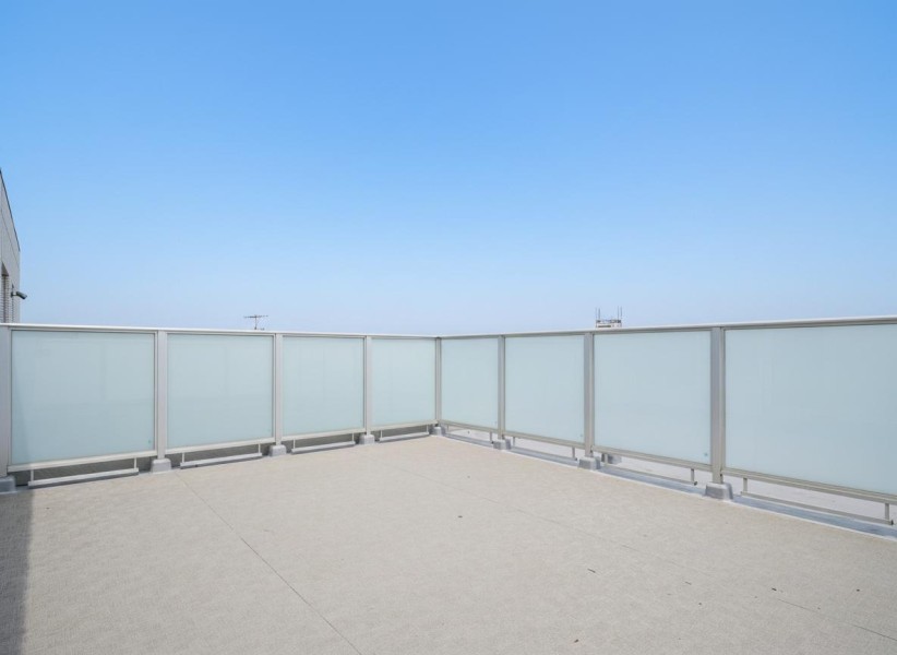 約22.63m²のルーフバルコニーがあるお部屋です。室内と外が緩やかに繋がる設計で、豊かな採光と風の通り道を創り出します。