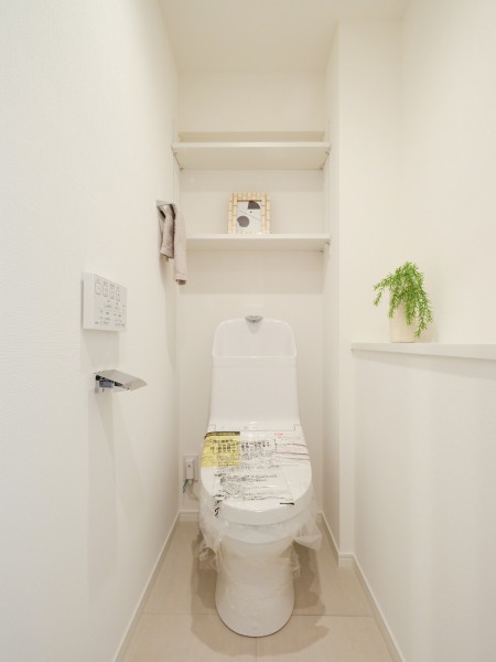 優れた節水効果や汚れが付きにくい便座など、ほしかった機能が揃ったウォシュレット一体型トイレです。上部には棚を備え付けました。
