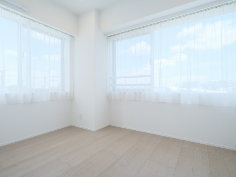 二面採光で開放感があふれる洋室2です。住まう方の趣味や感性で飾っていただけるように、シンプルな内装で仕上げました。