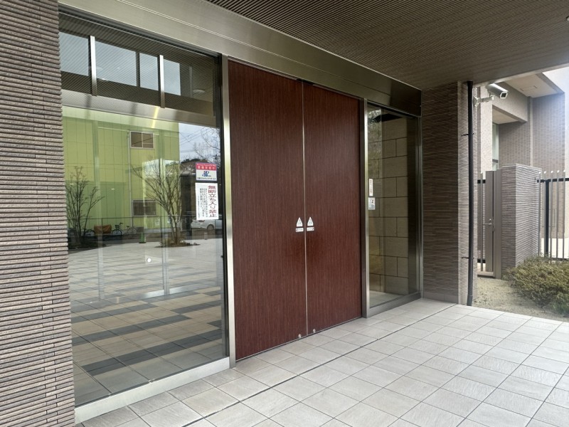 平成２０年建築、総戸数２３２戸のビッグコミュニティです。２頭までペットを飼育することができ、ペット足洗い場を完備しています。焼野小学校まで約720ｍ、茨田北中学校まで約850ｍです。