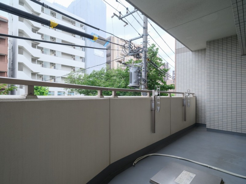 約20.7m²のゆとりあるバルコニーは、洗濯物や布団をたっぷり干せるファミリーにうれしいスペースです。角部屋ならではの開放感があり、使い勝手の良い空間です。